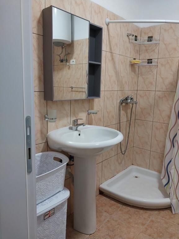 Jepet apartament 1+1 me qira siper Komunes tek Mbikalimi!