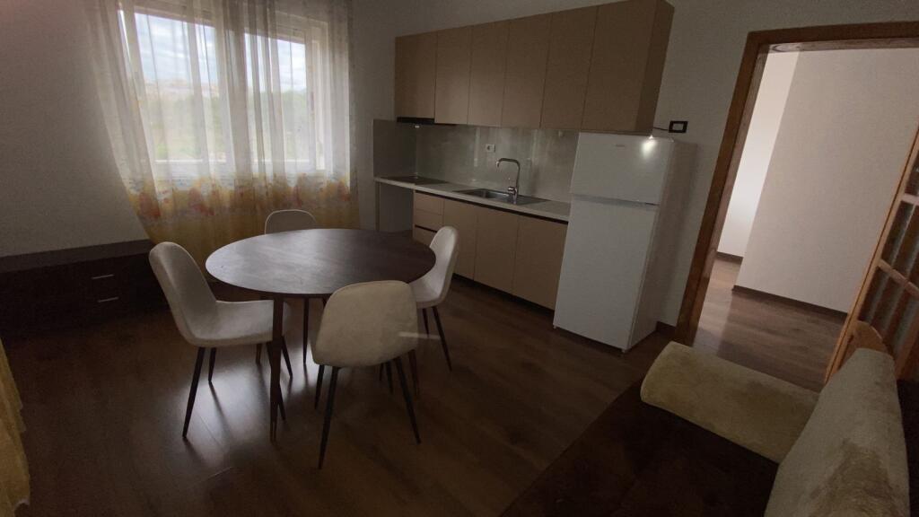 Liqeni Artificial,jepet me qira kati i dyte i nje vile. 450 Euro