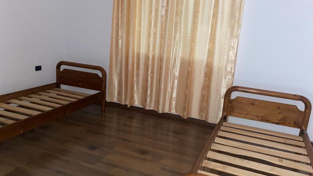 Liqeni Artificial,jepet me qira kati i dyte i nje vile. 450 Euro
