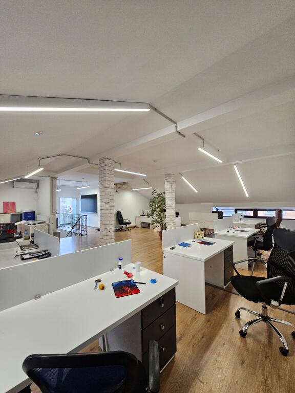 A BLLOK Si affitta ufficio con superficie di 311 m² diviso su due piani Via Sami Frasheri “vicino alla scuola Edith Durham” Piano 1 sup 154 m Piano 2 sup 157