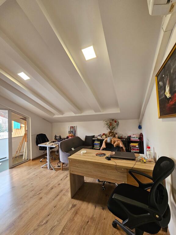 A BLLOK Si affitta ufficio con superficie di 311 m² diviso su due piani Via Sami Frasheri “vicino alla scuola Edith Durham” Piano 1 sup 154 m Piano 2 sup 157