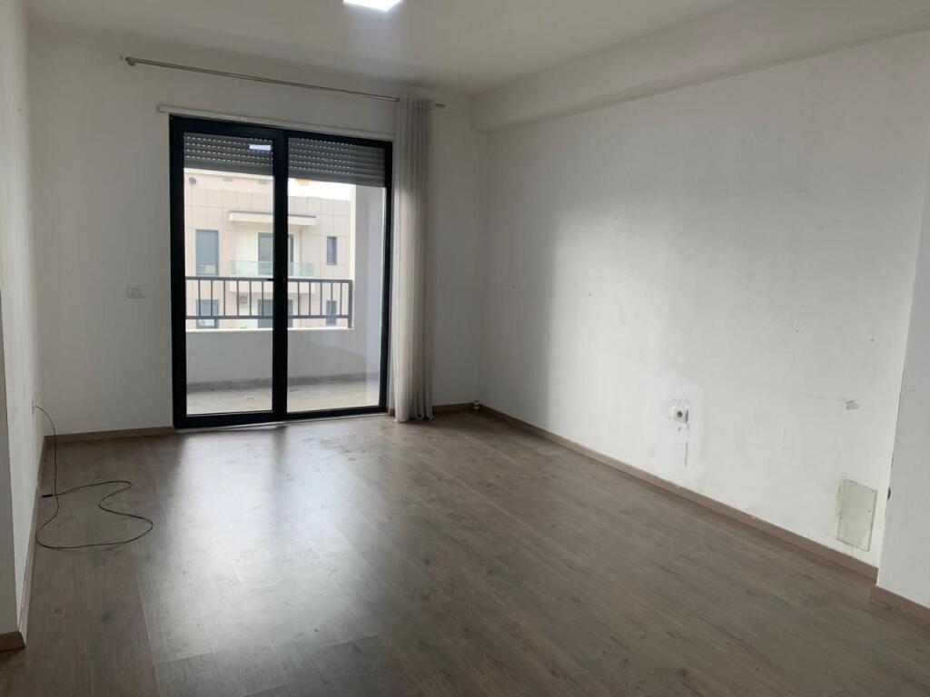 Spazio ufficio in affitto vicino a UET a Porcelan.