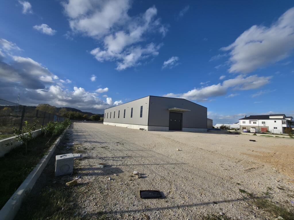 Capannone moderno in affitto vicino alla strada di Rinas