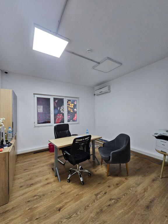 A BLLOK Si affitta ufficio con superficie di 311 m² diviso su due piani Via Sami Frasheri “vicino alla scuola Edith Durham” Piano 1 sup 154 m Piano 2 sup 157