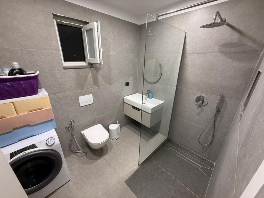 📣 STUDIO FOR RENT (Papafingo) 📍 Electric Market, Near the Pedestrian Area ✨💶 Price 45,000 Leke/Month
