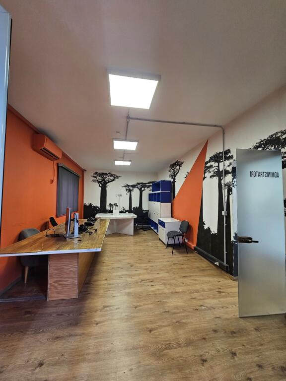 A BLLOK Si affitta ufficio con superficie di 311 m² diviso su due piani Via Sami Frasheri “vicino alla scuola Edith Durham” Piano 1 sup 154 m Piano 2 sup 157
