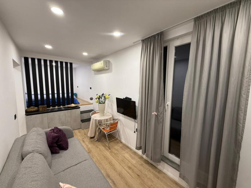 📣 STUDIO FOR RENT (Papafingo) 📍 Electric Market, Near the Pedestrian Area ✨💶 Price 45,000 Leke/Month