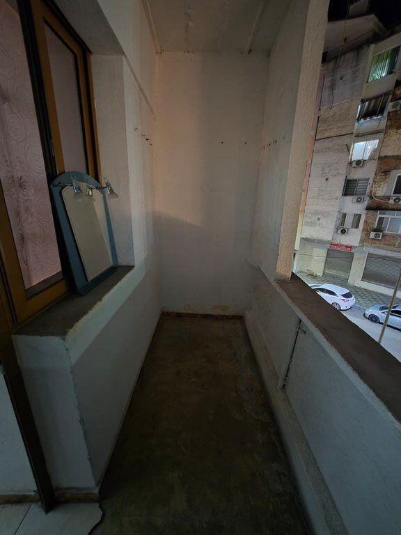 Appartamento 1+1 in vendita in via Mine Peza, palazzo sul bordo della strada.
