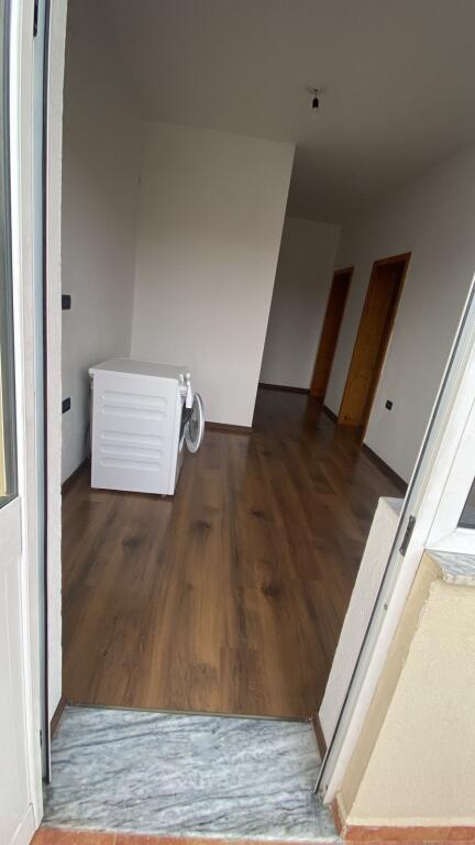 Liqeni Artificial,jepet me qira kati i dyte i nje vile. 450 Euro