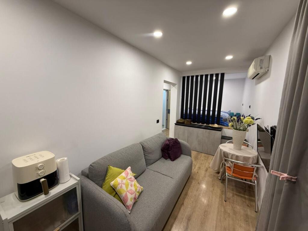 📣 STUDIO FOR RENT (Papafingo) 📍 Electric Market, Near the Pedestrian Area ✨💶 Price 45,000 Leke/Month