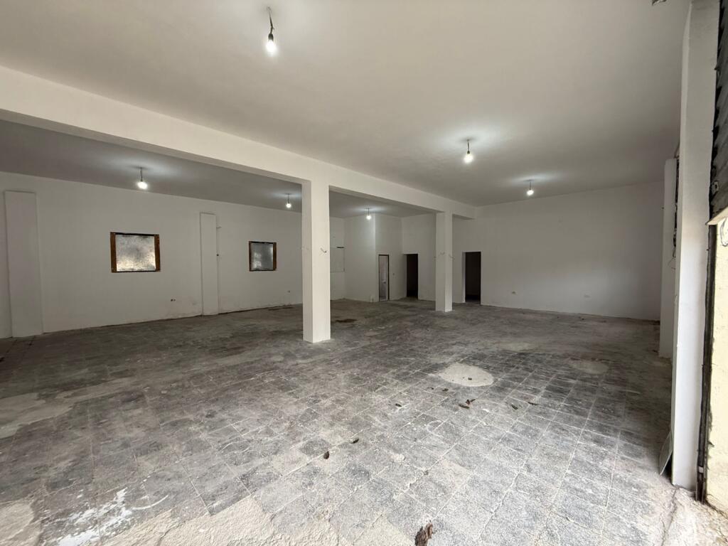 Magazine 300m2 &amp; 320m2 oborr per qera