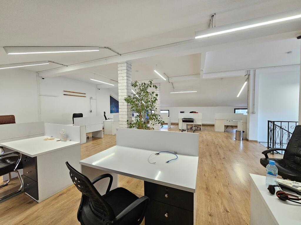 A BLLOK Si affitta ufficio con superficie di 311 m² diviso su due piani Via Sami Frasheri “vicino alla scuola Edith Durham” Piano 1 sup 154 m Piano 2 sup 157