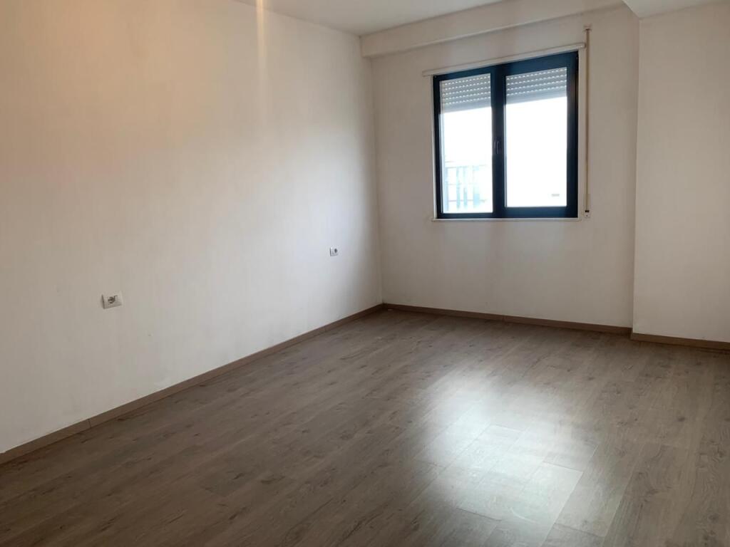 Spazio ufficio in affitto vicino a UET a Porcelan.