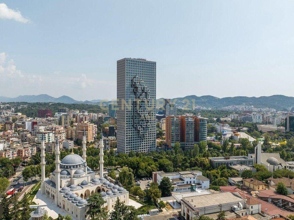 Jepet me qira ambient me fasade nga rruga tek Downtown one ,Rruga e Elbasanit !
