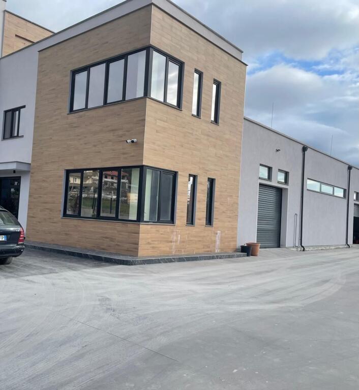 Jepet me qira magazinë – 200 m²  PRUSH