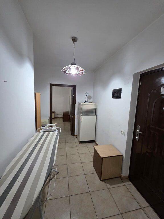 Appartamento 1+1 in vendita in via Mine Peza, palazzo sul bordo della strada.