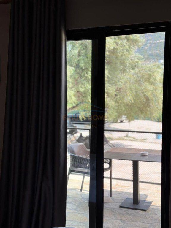 In vendita, Hotel, A Qeparo