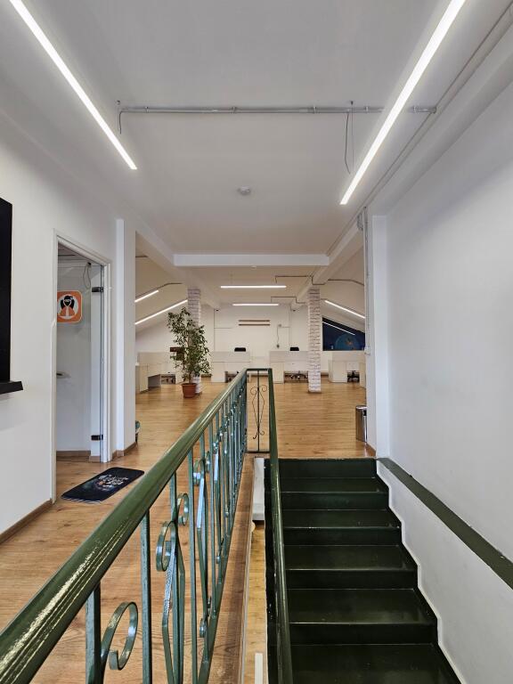 A BLLOK Si affitta ufficio con superficie di 311 m² diviso su due piani Via Sami Frasheri “vicino alla scuola Edith Durham” Piano 1 sup 154 m Piano 2 sup 157