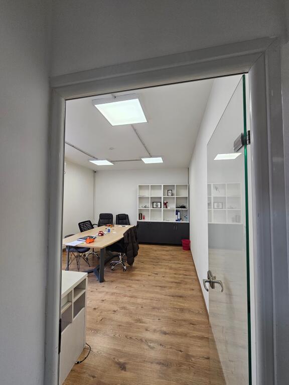 A BLLOK Si affitta ufficio con superficie di 311 m² diviso su due piani Via Sami Frasheri “vicino alla scuola Edith Durham” Piano 1 sup 154 m Piano 2 sup 157