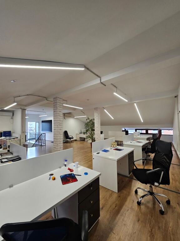 A BLLOK Si affitta ufficio con superficie di 311 m² diviso su due piani Via Sami Frasheri “vicino alla scuola Edith Durham” Piano 1 sup 154 m Piano 2 sup 157