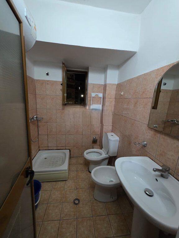 Appartamento 1+1 in vendita in via Mine Peza, palazzo sul bordo della strada.