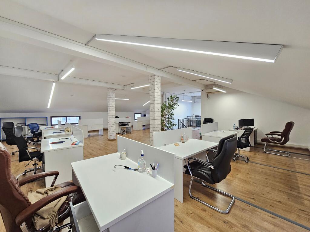 A BLLOK Si affitta ufficio con superficie di 311 m² diviso su due piani Via Sami Frasheri “vicino alla scuola Edith Durham” Piano 1 sup 154 m Piano 2 sup 157