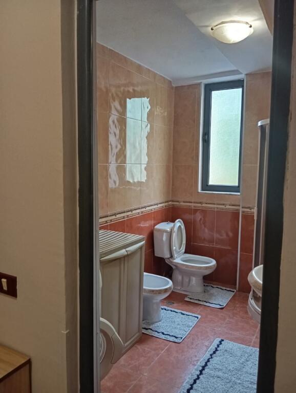 🏠 JEPET APARTAMENT ME QERA 1+1 pranë Shkollës së Baletit, Rruga Elbasanit