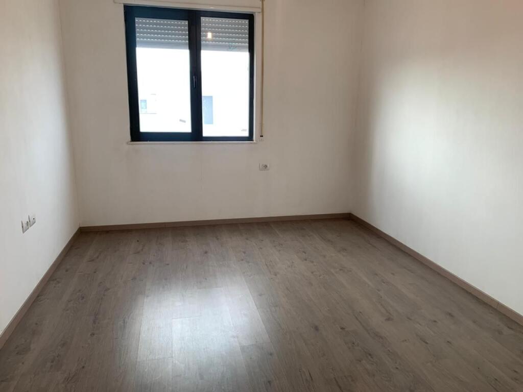 Spazio ufficio in affitto vicino a UET a Porcelan.