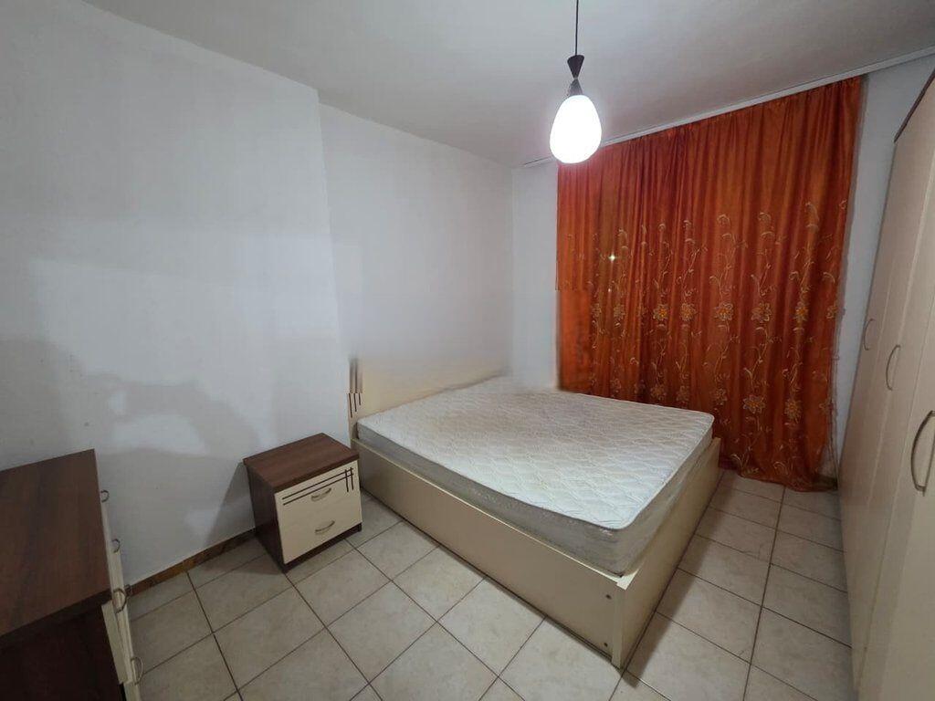 Appartamento 1+1 in vendita in via Mine Peza, palazzo sul bordo della strada.