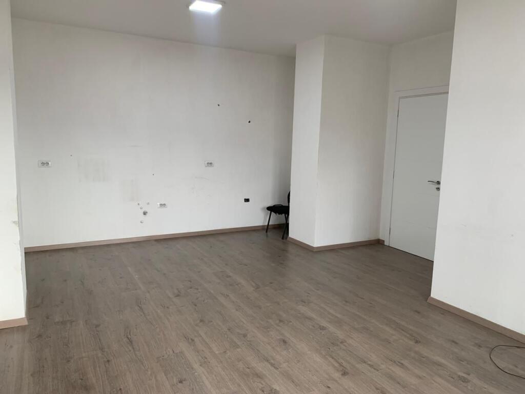 Spazio ufficio in affitto vicino a UET a Porcelan.