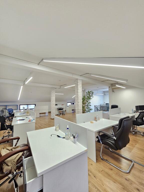 A BLLOK Si affitta ufficio con superficie di 311 m² diviso su due piani Via Sami Frasheri “vicino alla scuola Edith Durham” Piano 1 sup 154 m Piano 2 sup 157