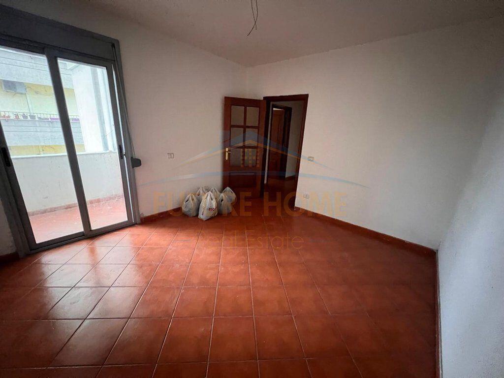 Në Shitje, Apartament 3+1+2, Afër Bashkisë, Durrës