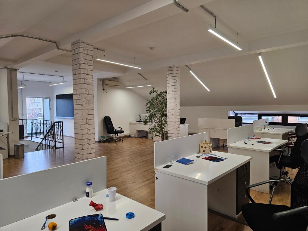 A BLLOK Si affitta ufficio con superficie di 311 m² diviso su due piani Via Sami Frasheri “vicino alla scuola Edith Durham” Piano 1 sup 154 m Piano 2 sup 157