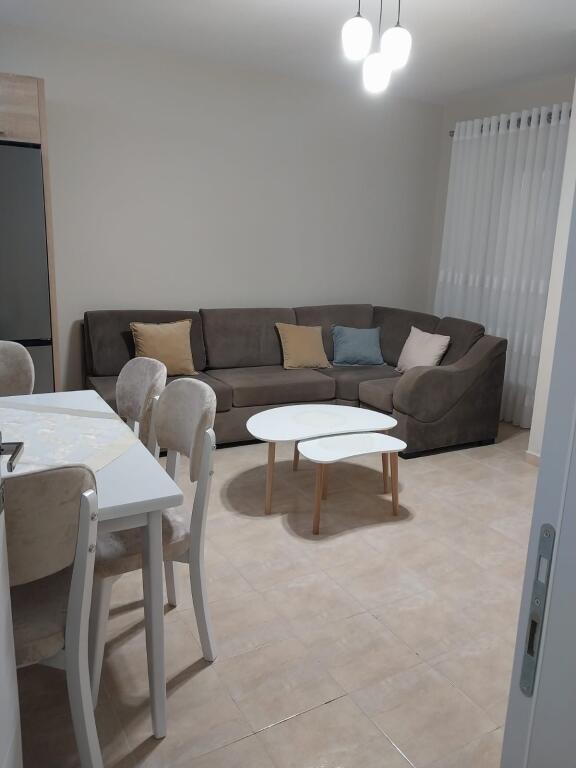 Jepet apartament 1+1 me qira siper Komunes tek Mbikalimi!