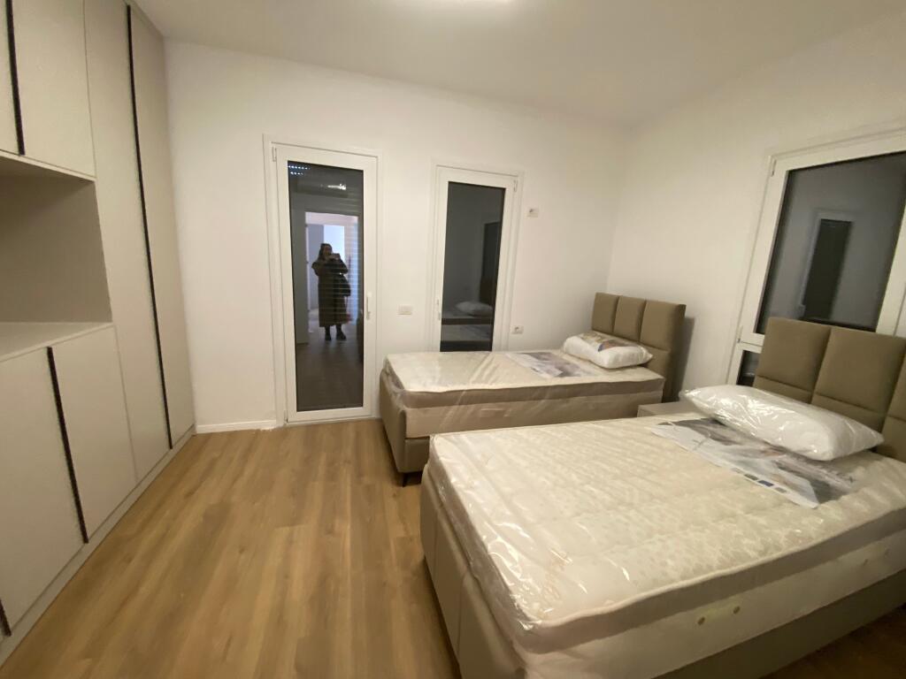 2+1, arredato con posto auto, vicino alla scuola rossa, 1200 euro