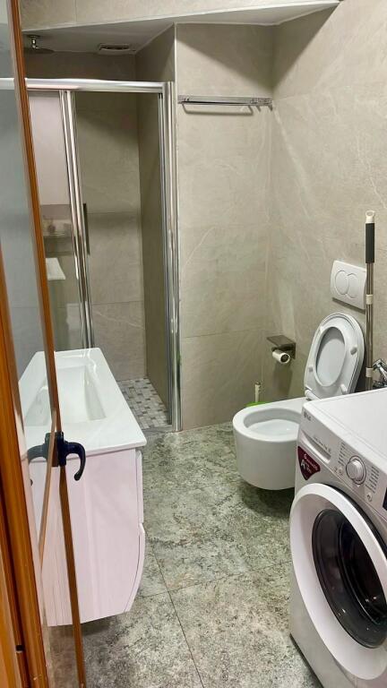 📣 AFFITTO Appartamento 2+1 📍 Laprake 🛣️ Via "Dritan Hoxha" ✨   🏢 Nuova Costruzione  🪜 5° Piano (Con Ascensore)  🛋️ Arredato Con Condizioni Moderne   💶Prezzo 65.000 Lek/Al Mese