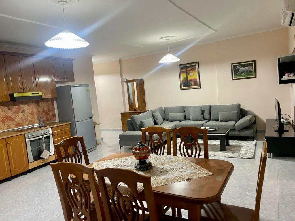 📣 AFFITTO Appartamento 2+1 📍 Laprake 🛣️ Via "Dritan Hoxha" ✨   🏢 Nuova Costruzione  🪜 5° Piano (Con Ascensore)  🛋️ Arredato Con Condizioni Moderne   💶Prezzo 65.000 Lek/Al Mese