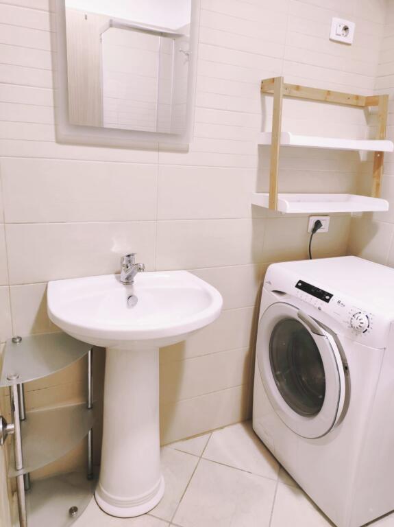 Apartament 1+1 me qira ne Yzberisht prane Unikut!
