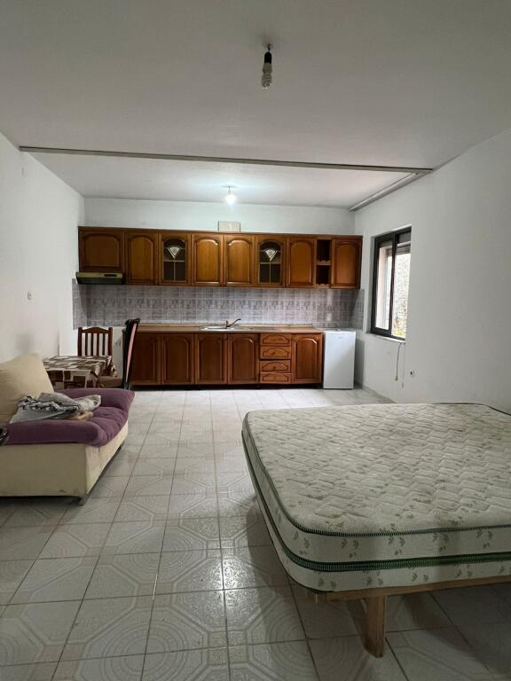 APARTMENT 1+1. 20000 LEKE.MISTO MAME