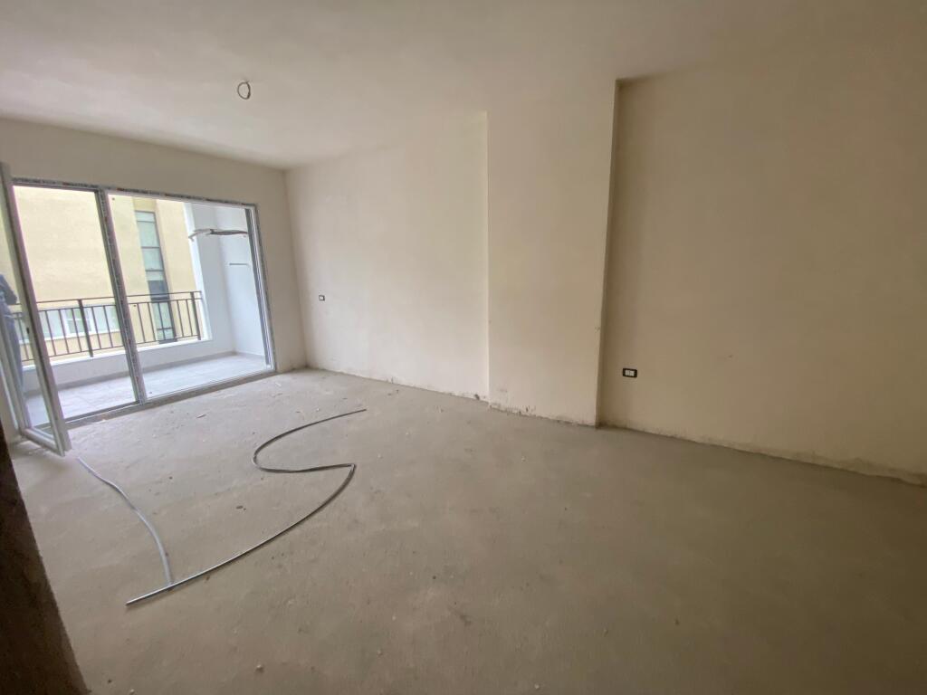 Shitet 2+1 ne paskuqan,128000 leke - Więcej