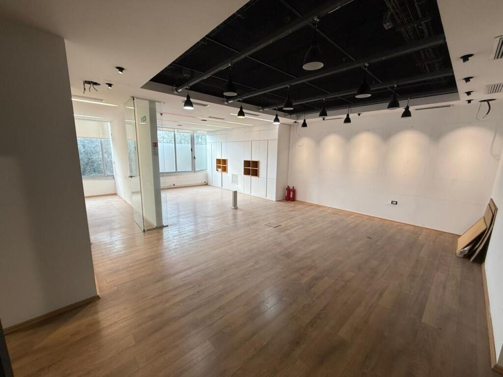 Business premises for rent 85 m², Elbasanit Street, near the Mill! Ideal for clinics, offices, etc.
