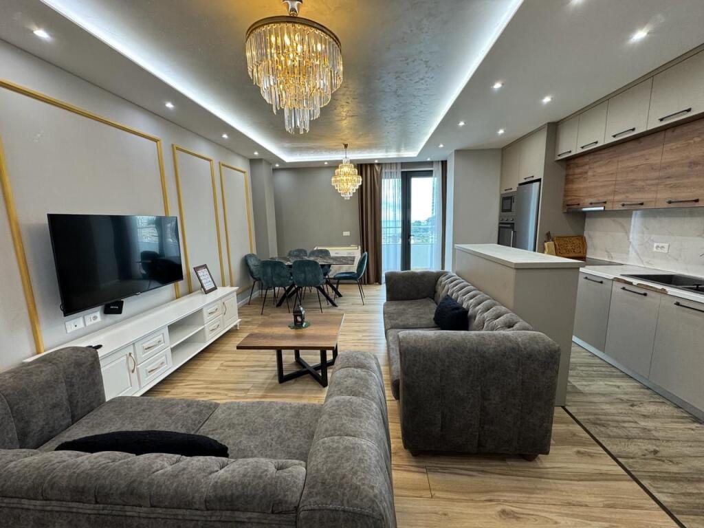 Shitet Apartament 2+1+2