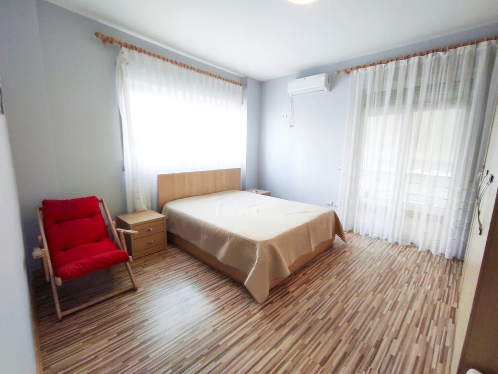 AFFITTASI APPARTAMENTO PIÙ GARAGE VICINO A MYSLYM SHYRI!