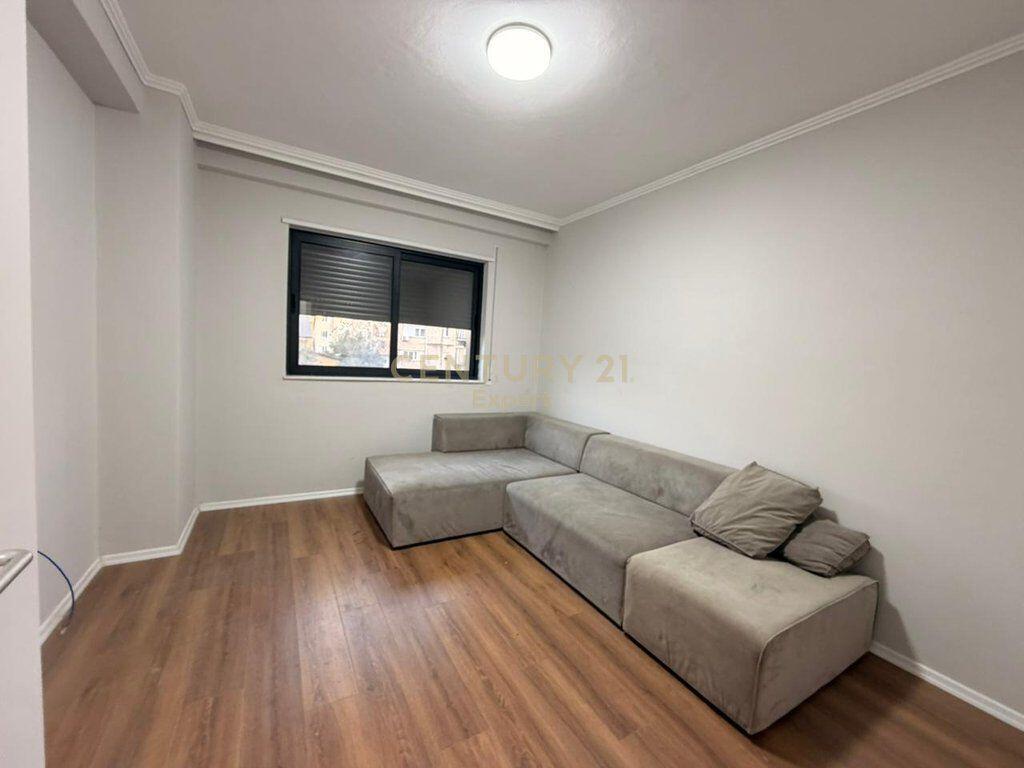 AFFITTIAMO UN APPARTAMENTO PER UFFICI IN VIA DURRESI!