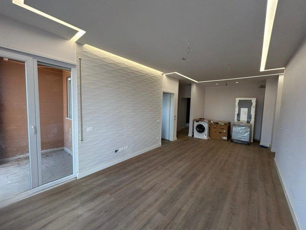 SHESIM 2+1 ME POST PARKIMI, SHKOLLA E KUQE. 260,000 €