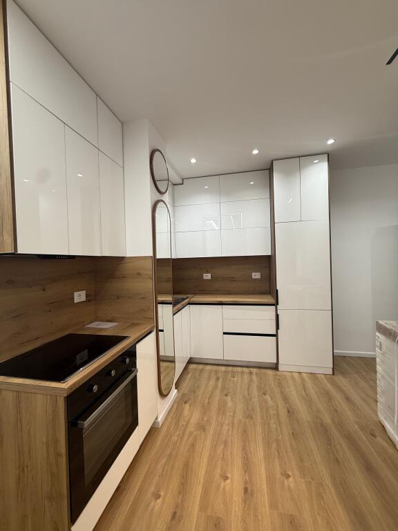 🏠IN AFFITTO Appartamento 2+1 📍Ali Dem, Residenza Kadiu 🏢6° piano, edificio nuovo con 2 ascensori 💶 Prezzo: 600€  ✨Arredato in modo moderno, mai abitato prima