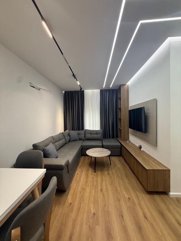 🏠IN AFFITTO Appartamento 2+1 📍Ali Dem, Residenza Kadiu 🏢6° piano, edificio nuovo con 2 ascensori 💶 Prezzo: 600€  ✨Arredato in modo moderno, mai abitato prima