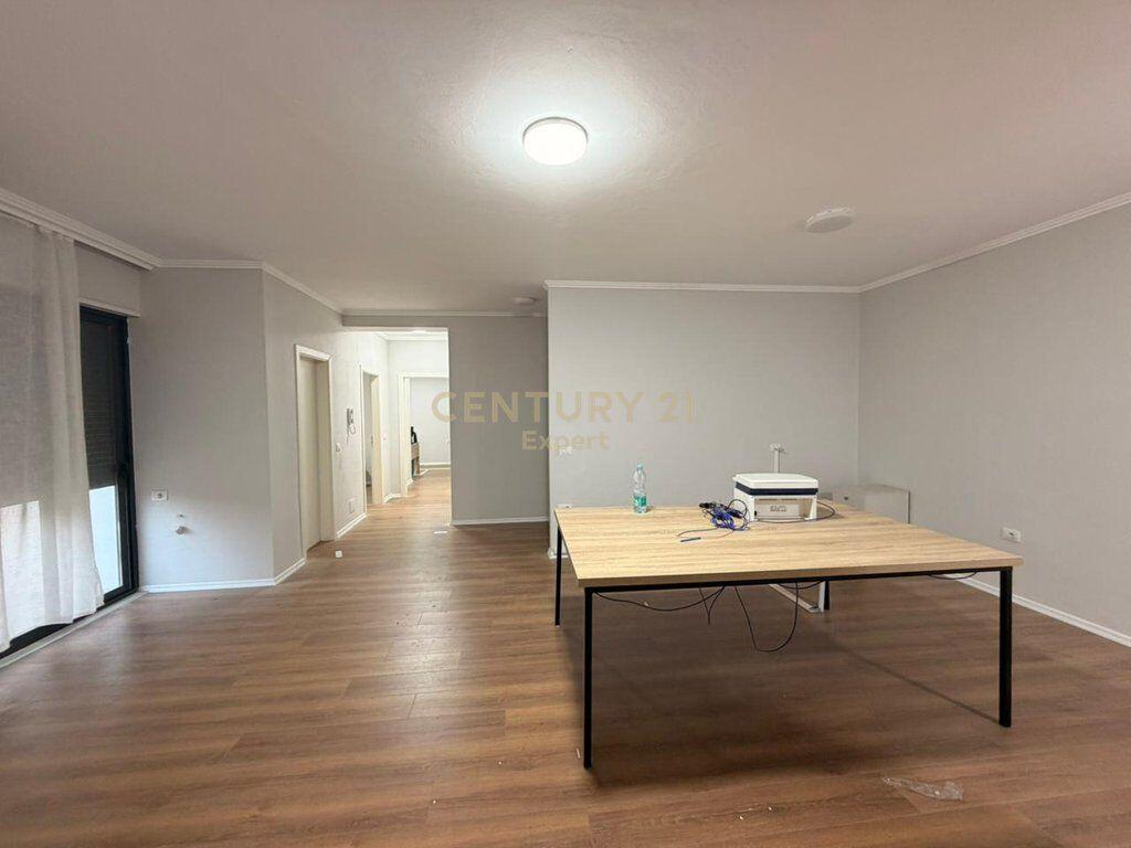 AFFITTIAMO UN APPARTAMENTO PER UFFICI IN VIA DURRESI!