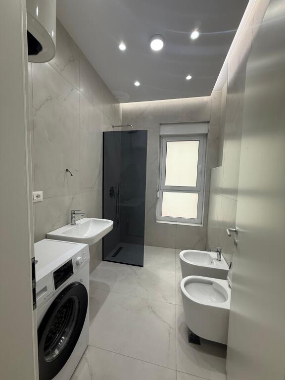 🏠IN AFFITTO Appartamento 2+1 📍Ali Dem, Residenza Kadiu 🏢6° piano, edificio nuovo con 2 ascensori 💶 Prezzo: 600€  ✨Arredato in modo moderno, mai abitato prima