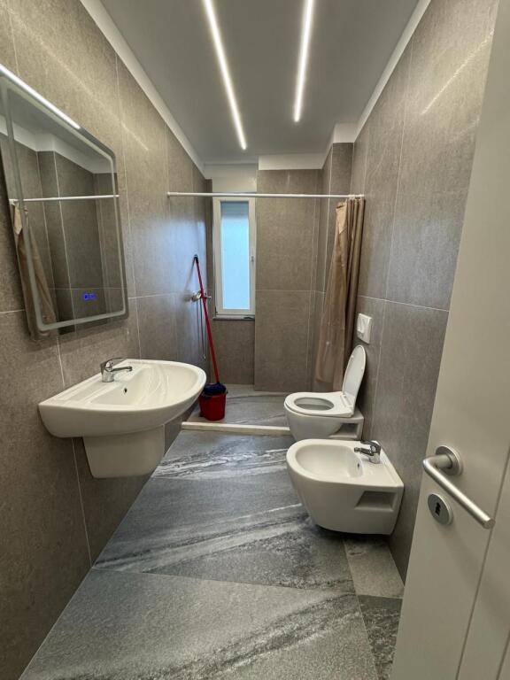 Jepet apartament me qera 2+1+2